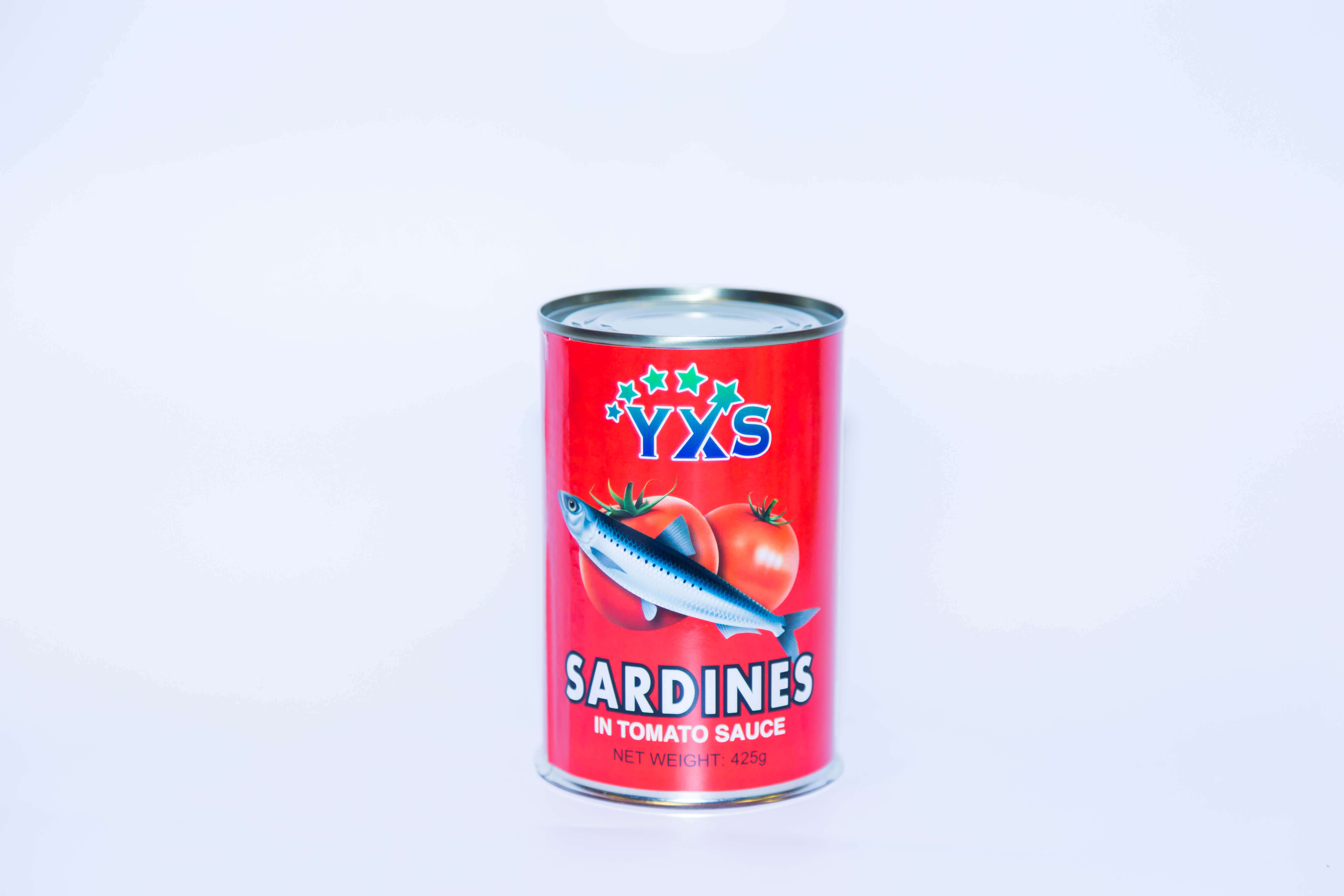 Şili seçeneği ile domates sosunda konserve sardine