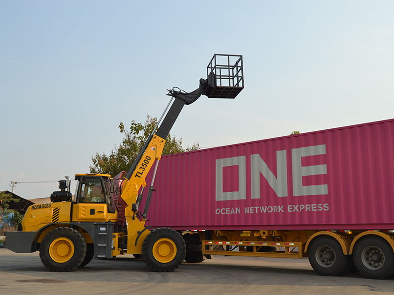 telescopic tractor loader with attachement
